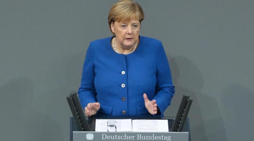 Merkel: Germania trebuie să aibă un milion de staţii de încărcare a automobilelor electrice până în 2030