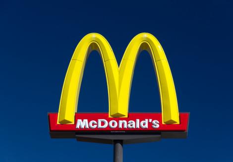 Directorul general al grupului McDonald’s a fost demis din cauza unei relaţii consimţite cu o angajată