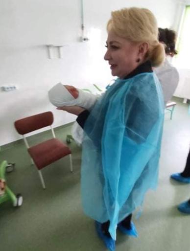 Liderul PNL Vrancea cere MS anchetă la Spitalul Judeţean Focşani, după ce Dăncilă şi Pintea au intrat &icirc;n secţiile de Neonatologie şi Pediatrie şi s-au fotografiat cu nou-născuţii - FOTO