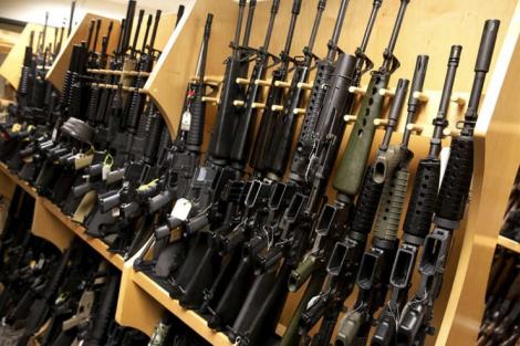 Situaţie incredibilă într-o comună din judeţul Braşov! Primarul localităţii şi-ar dori să doneze mai multe arme de foc, însă nu le ia nimeni