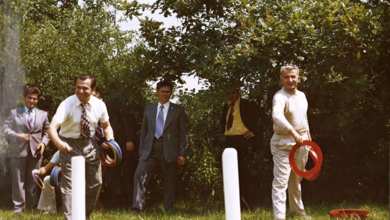 Alegeri Prezidențiale 2019. Ion Iliescu a fost „băiat de mingi” pentru Elena Ceaușescu! Imaginile pe care el le-ar vrea îngropate! Ce secrete dezvăluie fotografiile. Galerie foto