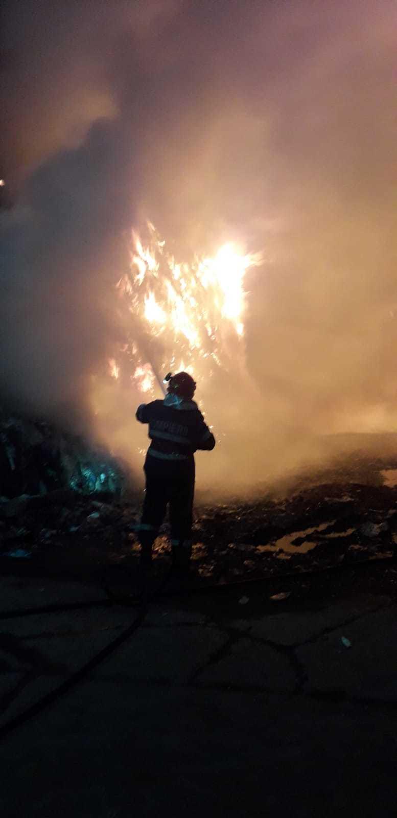 Incendiu puternic la o staţie de sortare a deşeurilor din R&acirc;mnicu V&acirc;lcea: Flăcările au atins șase metri