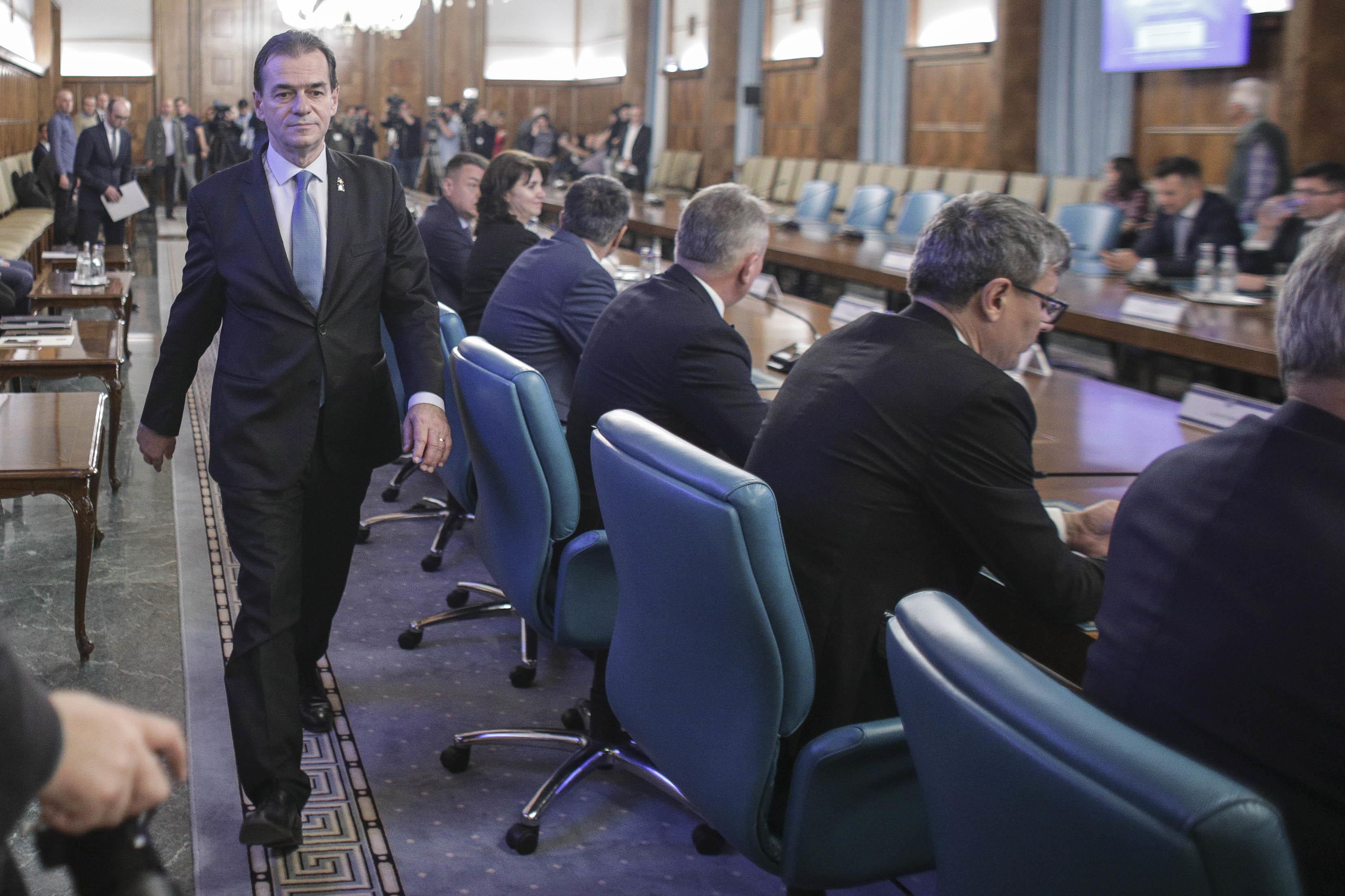 Guvernul Orban se &icirc;ntruneşte &icirc;n prima şedinţă, de la ora 12.00; organizarea ministerelor, pe ordinea de zi