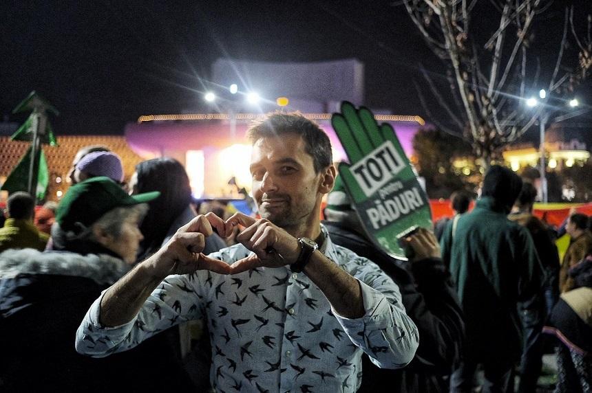 Alpinistul Alex Găvan &icirc;i scrie preşedintelui Klaus Iohannis: Dacă un copac este tăiat &icirc;n ţara asta, este tăiat pentru că are binecuvantarea, fie ea si mută, a presedintelui