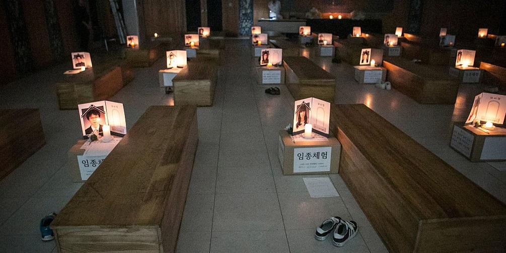 Tara &icirc;n care oamenii &icirc;şi simulează &icirc;nmorm&acirc;ntările pentru a fi mai fericiți: "C&acirc;nd eram &icirc;n sicriu, m-am &icirc;ntrebat la ce mi-a folosit"