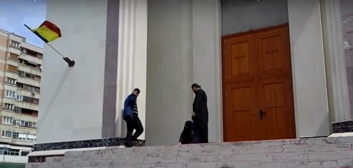 &bdquo;Ce faci, măi, ninja cu coadă? Mă iei la mișto? Sari la bătaie?&rdquo;. Un preot și un bărbat, scandal &icirc;n fața bisericii! Totul a fost filmat! Video