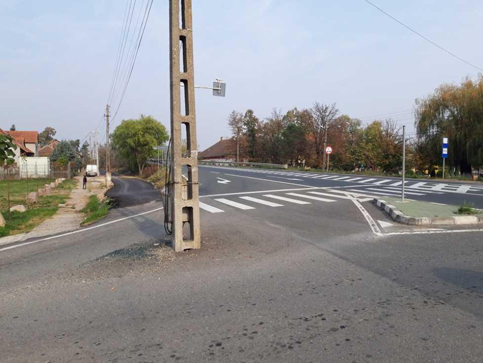 Made in Romania: Au lăsat st&acirc;lpul fix &icirc;n mijlocul intersecţiei după ce au terminat de asfaltat șoseaua. "Nu, nu e semnalizat. Ocoliți-l și voi!"