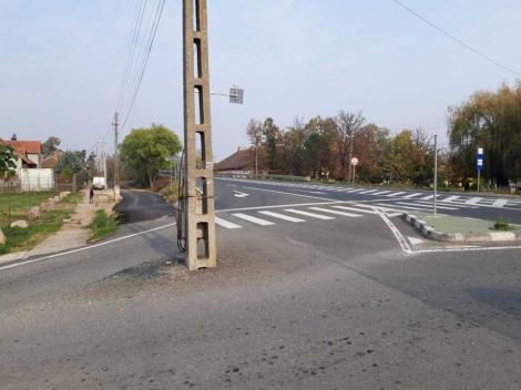 Made in Romania: Au lăsat stâlpul fix în mijlocul intersecţiei după ce au terminat de asfaltat șoseaua. "Nu, nu e semnalizat. Ocoliți-l și voi!"