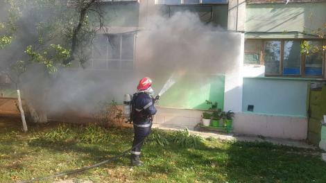 Incendiu la o garsonieră din Galaţi, mai multe persoane fiind evacuate din bloc din cauza fumului dens şi a riscului de explozie
