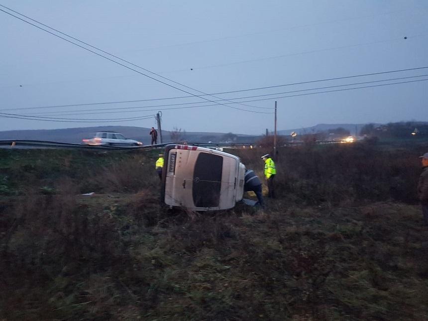 Opt persoane au ajuns la spital după ce un microbuz care mergea spre Apahida s-a răsturnat