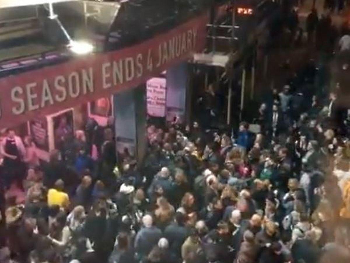 S-a prăbușit tavanul peste oameni, &icirc;n timpul unui spectacol de teatru, &icirc;n Londra! Imagini tulburătoare! Video