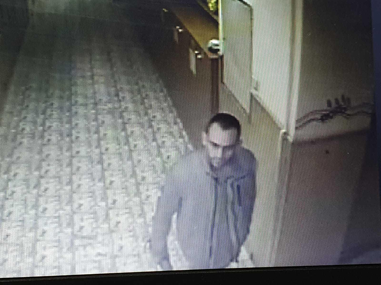 Bărbatul căutat de poliţişti după ce a fost văzut &icirc;n toaleta fetelor dintr-o şcoală din Timişoara s-a predat Poliţiei