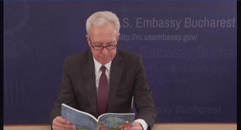 Îndemn la lectură - Ambasadorul american Hans Klemm citeşte „Tinereţe fără bătrâneţe şi viaţă fără de moarte”