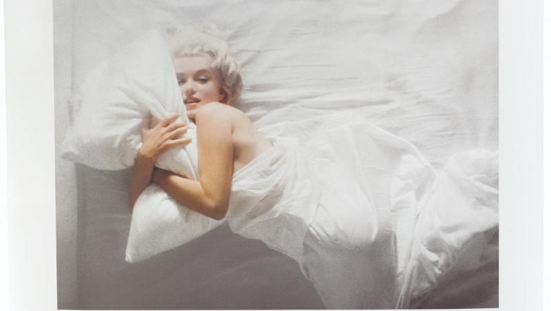 „Pernă îmbrățișată”, 100 x 150 cm, o altă fotografie cu Marilyn Monroe din ședința foto