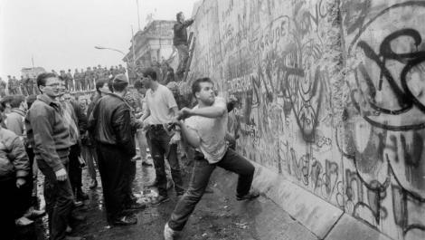 Zidul Berlinului, "monstruoasa barieră de beton" care a căzut acum 30 de ani, se află peste tot în lume. De la Roma până-n Sydney