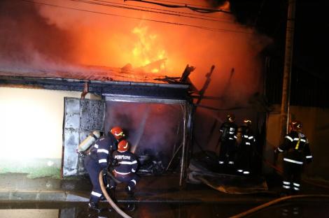 Incendiu puternic la o fabrică din Piteşti! 520 de persoane s-au autoevacuat. O persoană  a suferit intoxicaţie cu monoxid de carbon