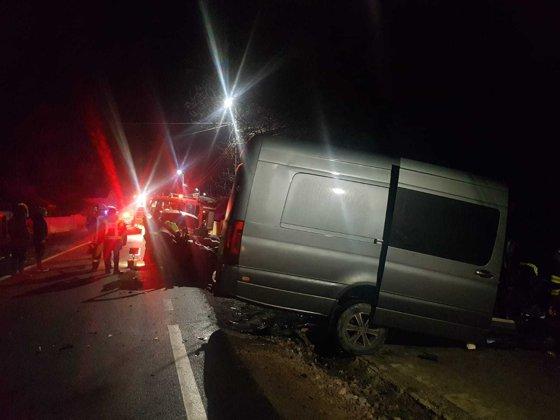 Doi morți și patru răniți, după ce un microbuz s-a ciocnit frontal cu o mașină. Persoanele din autovehicul n-au avut nicio șansă