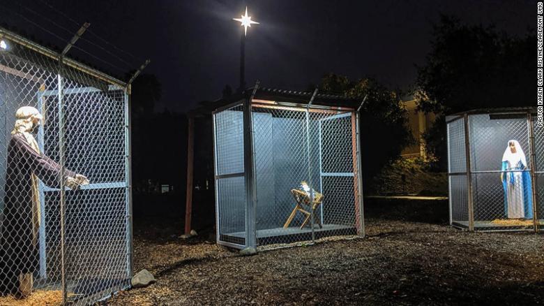 O scenă a nativităţii &icirc;i arată &icirc;n California pe Iisus, Fecioara Maria şi Iosif drept refugiaţi, &icirc;n cuşti separate