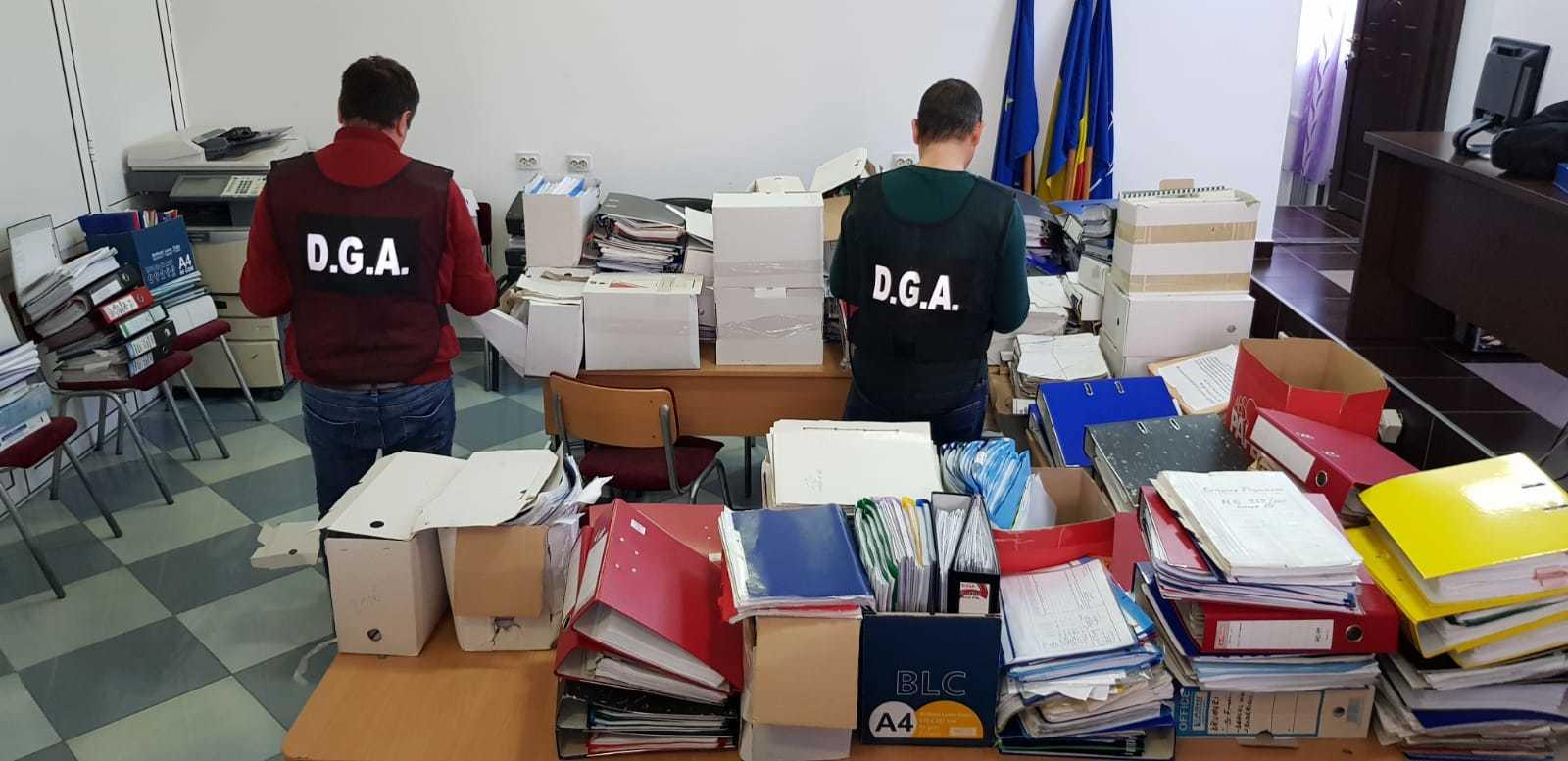 Percheziţii &icirc;n Bucureşti, V&acirc;lcea şi Argeş la persoane suspectate de fapte de corupţie; un fost primar este vizat, fiind suspectat că ar fi folosit acte false pentru stingerea unor datorii şi pentru decontarea unor lucrări neefectuate