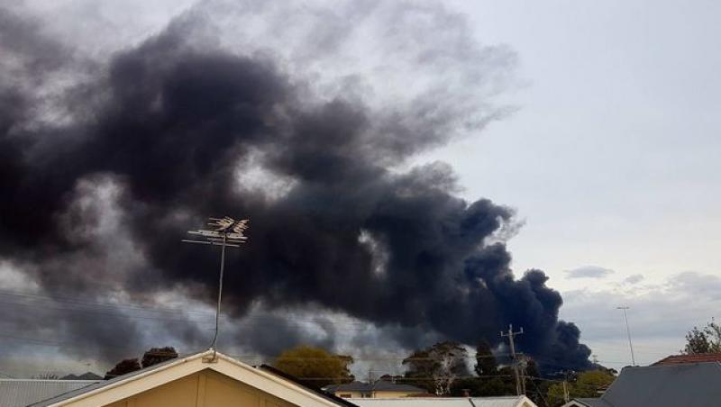 Australia este mistuită de zeci de incendii, ce au dus la apariția unui nor toxic