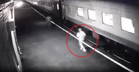Femeie filmată când alunecă sub șinele unui tren, sub privirile îngrozite ale călătorilor | VIDEO