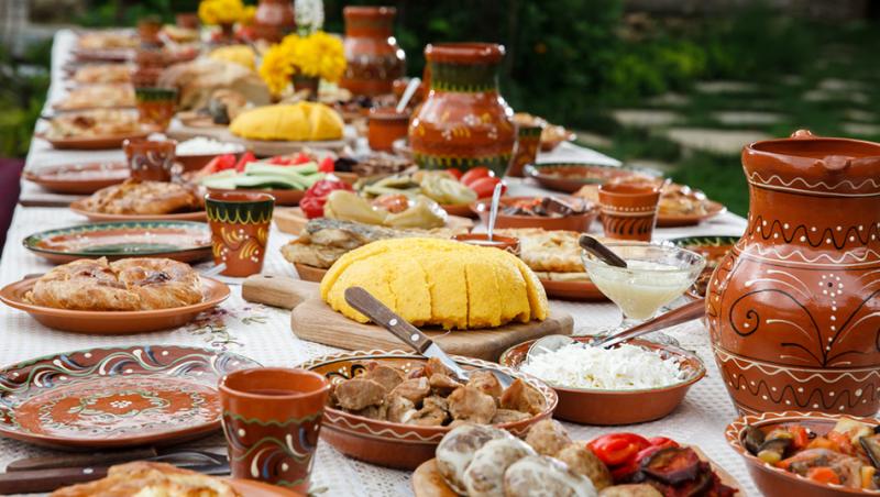 Turiştii care tânjesc după mâncărurile tradiţionale gătite ca pe vremea bunicii îşi pot petrece sărbătorile de iarnă în conacele din Braşov