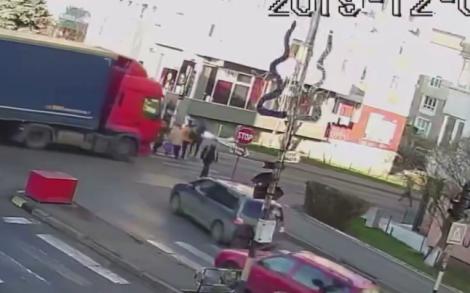 O femeie a fost lovită de un TIR pe trecerea de pietoni, în județul Suceava! O cameră de supraveghere a filmat tot! Video