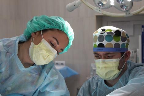 "Să fie lumină!" Un medic ginecolog i-a făcut unei paciente o intervenţie chirurgicală la lumina telefonului mobil!