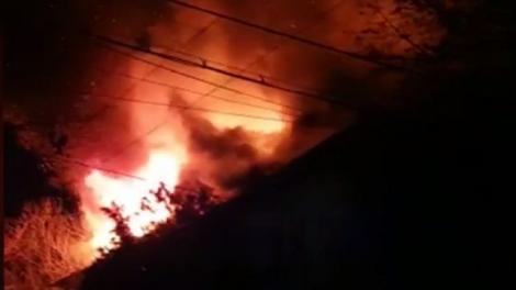 Incendiu de proporţii la Arad! Acoperişul unei clădiri de birouri şi locuinţe de serviciu a ars ca o torţă