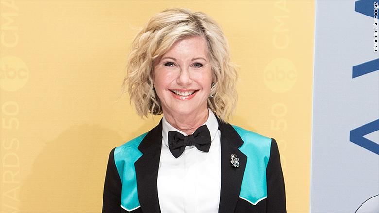 Bărbatul care a cumpărat jacheta din piele purtată de Olivia Newton-John &icirc;n &bdquo;Grease&rdquo; i-a &icirc;napoiat-o actriţei