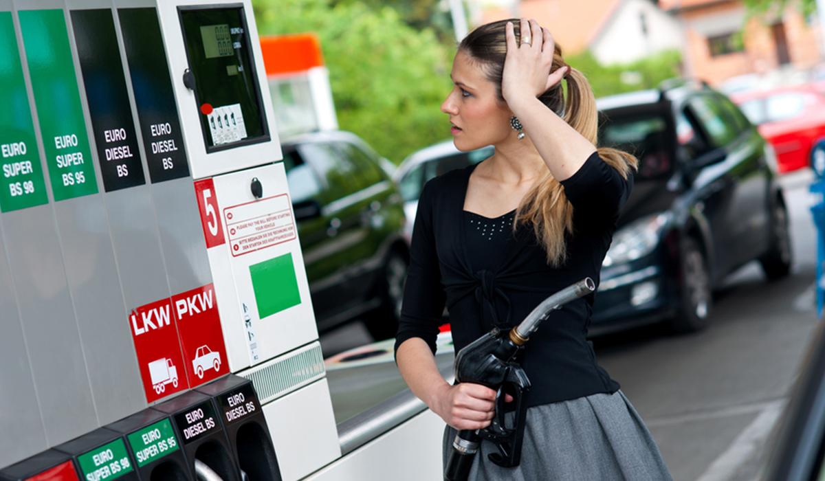Creșterea accizelor scumpește carburanții. Un plin de benzină va fi mai scump cu 3-4 lei în 2020 