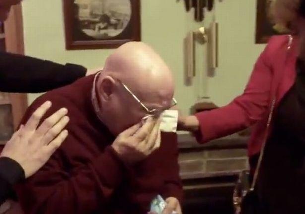 Momentul &icirc;n care un bărbat care n-a mai avut Crăciun de 20 de ani primește un brad &icirc;mpodobit. Bătr&acirc;nul singur nu-și poate stăp&acirc;ni lacrimile&nbsp;