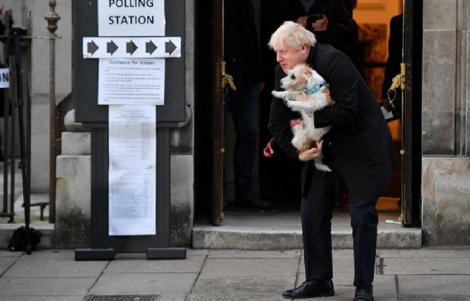 Boris Johnson, Sadiq Khan şi Nicola Sturgeon, între numeroşii britanici care şi-au luat câinii la secţia de votare