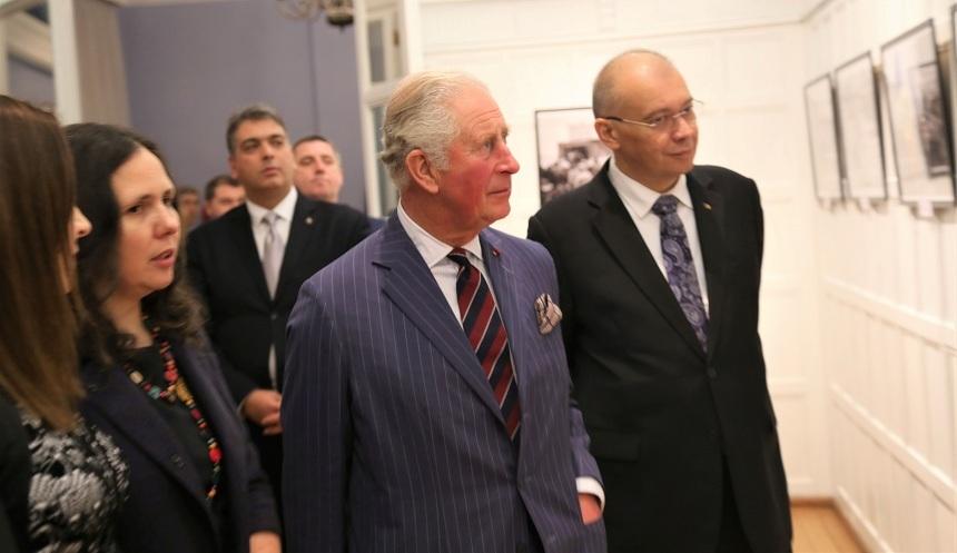 Prinţul de Wales a inaugurat o expoziţie de fotografie despre Revoluţia Rom&acirc;nă la sediul Institutului Cultural Rom&acirc;n din Londra - FOTO