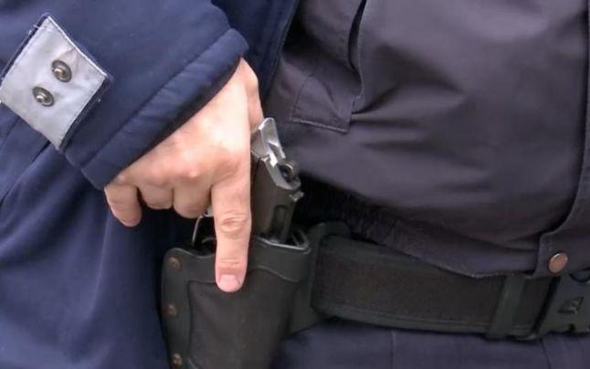 Bărbat de 58 de ani, transportat la spital după ce a fost &icirc;mpușcat de un polițist. Omul l-ar fi amenințat pe agent cu un topor&nbsp;