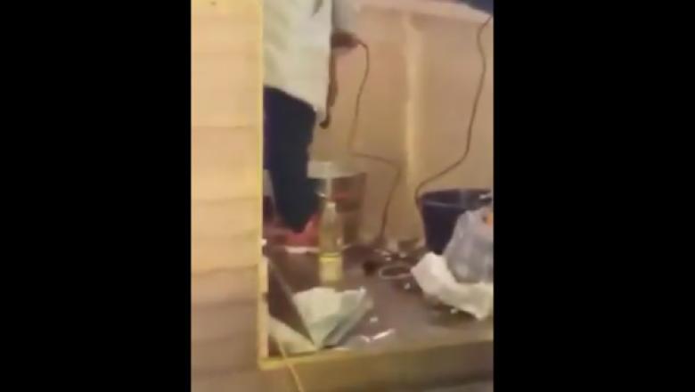 Un patiser pregătește plăcinte cu bormașina la T&acirc;rgul de Crăciun. Comerciantul a primit o amendă uriașă -Video