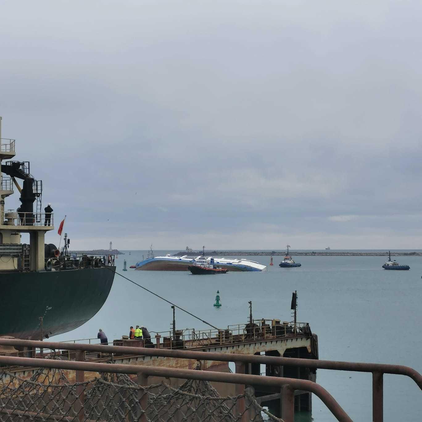 Cinci firme sunt interesate de ranfluarea navei &icirc;ncărcate cu oi şi eşuate &icirc;n Portul Midia, iar peste o săptăm&acirc;nă va fi anunţată societatea c&acirc;ştigătoare