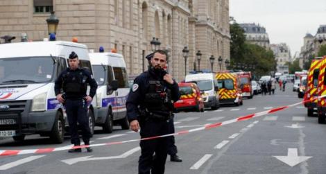 Bărbat ”neutralizat” prin împuşcare în cartierul de afaceri La Défense după ce ameninţă poliţişti cu o armă albă