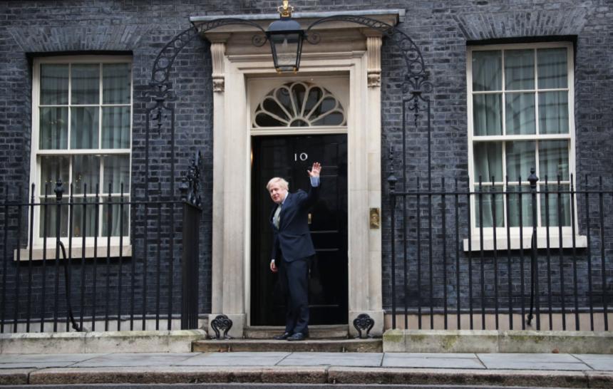 Johnson, &icirc;nsărcinat de Elizabeth a II-a să formeze Guvernul &icirc;n urma victoriei &icirc;n alegeri