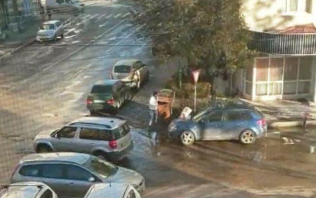 VIDEO/ Lupta pentru locurile de parcare! Modul în care s-a răzbunat un șofer a fost surprins de camerele de supraveghere