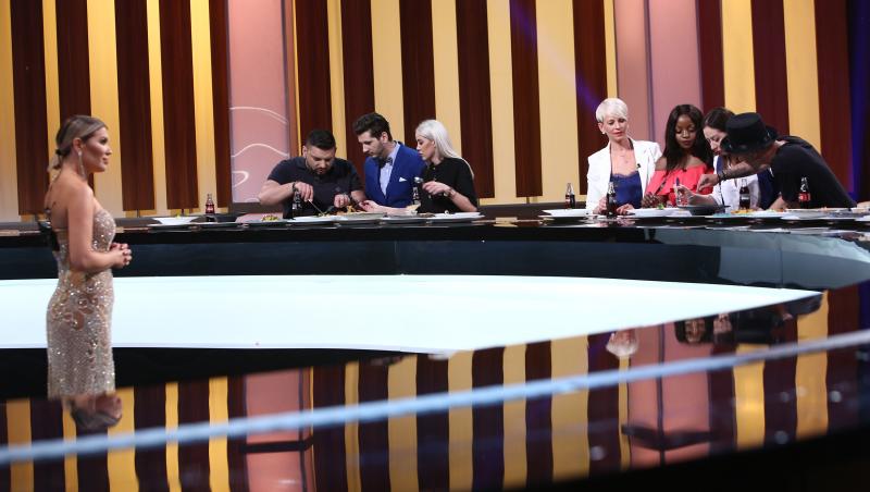 Concurenții sezonului 6 al emisiunii Chefi la cuțite au jurizat preparatele din proba a doua din semifinală