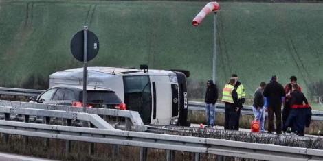 Microbuz cu nouă români, răsturnat pe o autostradă din Germania. Martorii povestesc îngroziți: "Mașina s-a învârtit de câteva ori"