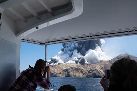Bilanțul erupției vulcanice din Noua Zeelandă a ajuns la 18 morți. Scenariul autorităților e sumbru: ”14 persoane sunt în stare critică!”