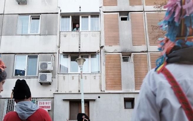 Atenție, poți fi furat c&acirc;nd nu te aștepți. O femeie a fost lăsată fără bani de un bărbat venit la colindat. Cum acționează hoții