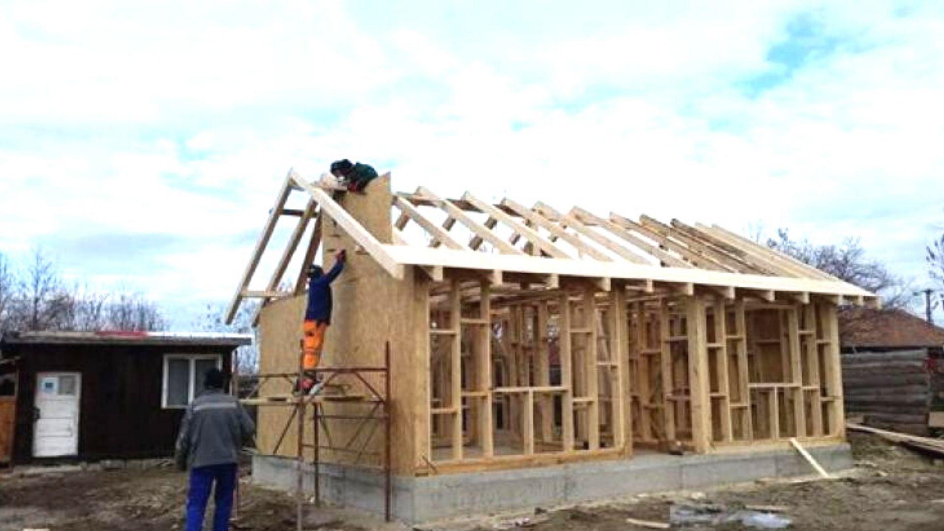 Patru copii și părinții lor nu vor mai spune &rdquo;acasă&rdquo; unei anexe a unui grajd. Doi tineri de l&acirc;ngă București le-au donat darul de nuntă ca să-și facă o locuință