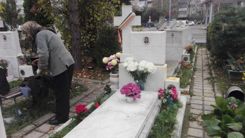 Mama eroului Petru Poptean, la mormântul lui. 30 de ani de la Revoluția din decembrie 1989.