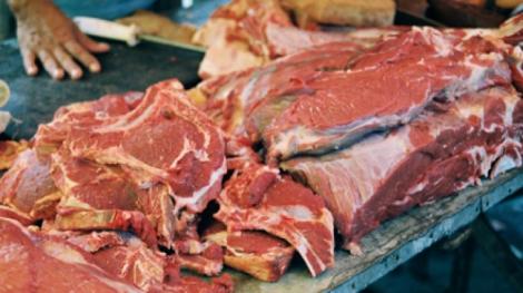 Medicii avertizează: Nu cumpărați carne de porc din „portbagajele mașinilor” chiar dacă preţul oferit este comparativ mai mic