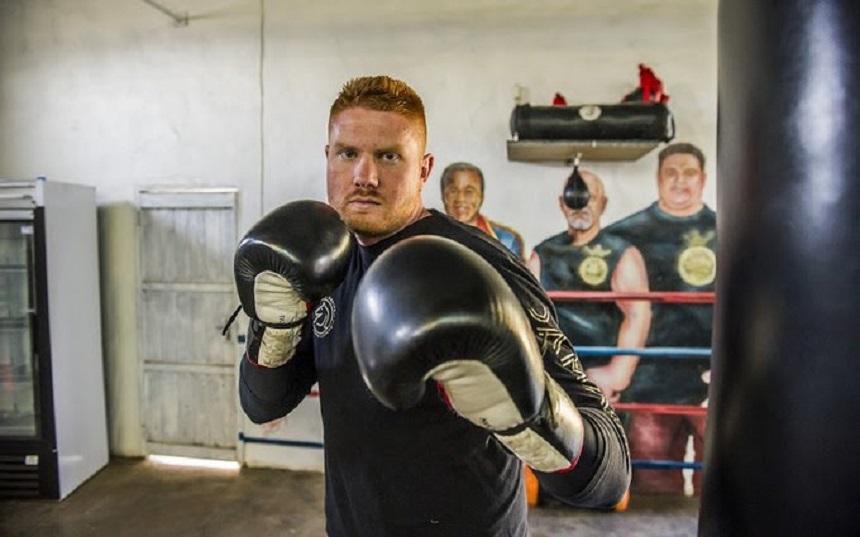 Pugilistul Ruan Visser, &ldquo;KO&rdquo; &icirc;naintea unui meci după ce corzile au cedat sub greutatea sa