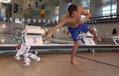Robert Glinţă a făcut exerciţii fizice alături de robotul humanoid Nao