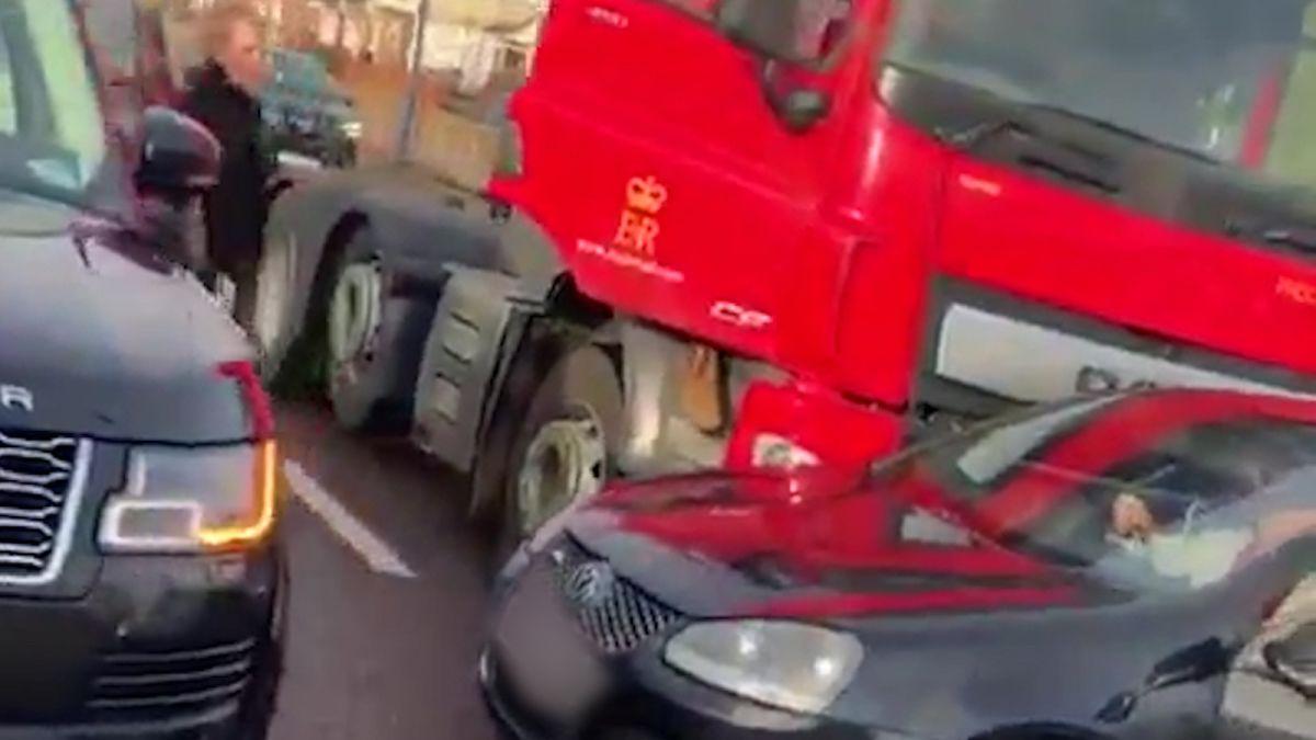 Momentul &icirc;n care un șofer a cărui mașină e &icirc;mpinsă de un camion este salvat de c&acirc;ntăreața Ellie Goulding